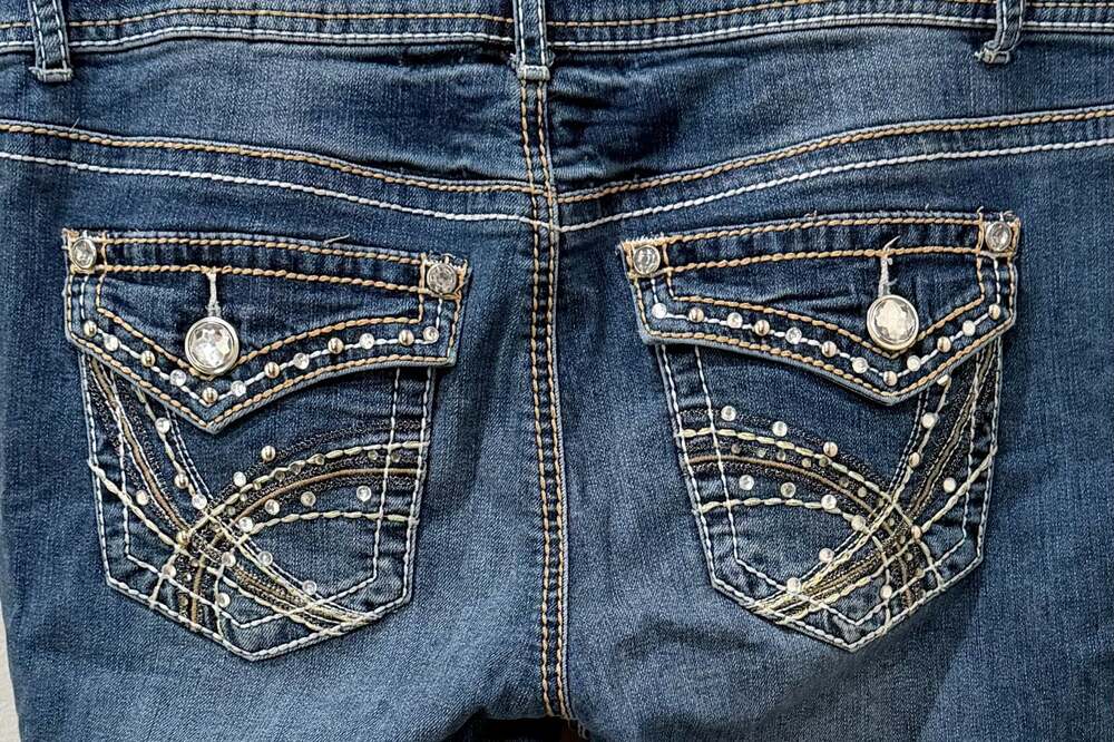 Women's y2k Bootcut Jeans 32x30 with pocket stitching and rhinestones